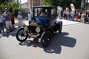 AhnenAusf - Ford T Bj 1916.jpg